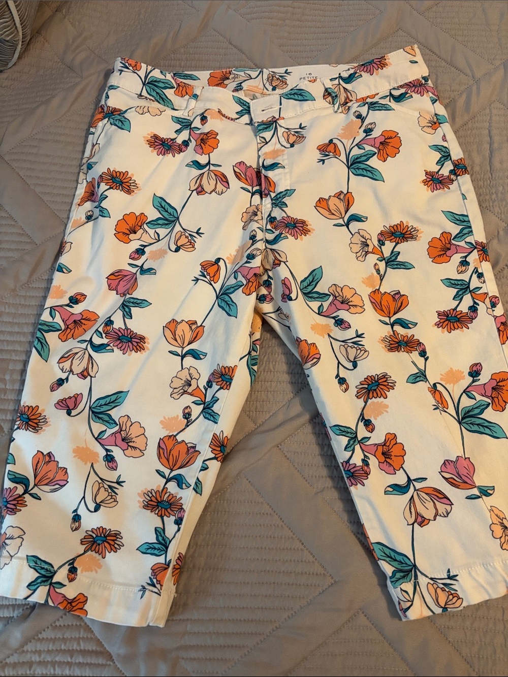 St John’s Bay Petite White Floral Women’s Capri Pants